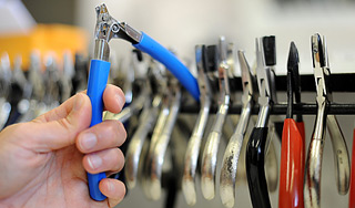 Австралиец управлял авто плоскогубцами Австралиец управлял авто плоскогубцами