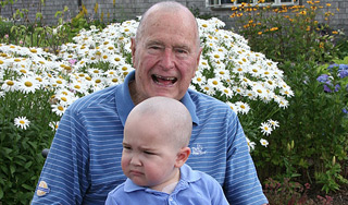 Буш-старший обрил голову ради ребенка Буш-старший обрил голову ради ребенка