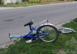 12-летний велосипедист попал под колеса двух легковушек