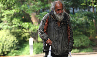 Бродяга вернул найденный кошелек с деньгами Бродяга вернул найденный кошелек с деньгами