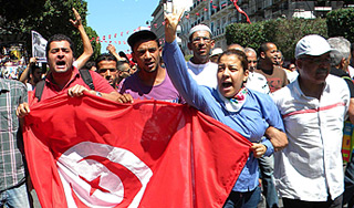 Полиция Туниса разогнала митинг газом Полиция Туниса разогнала митинг газом