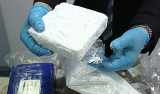 Наркодельцы обклеили молитвами груз Наркодельцы обклеили молитвами груз