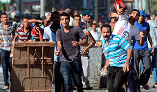 Беспорядки в Каире переросли в уличные бои Беспорядки в Каире переросли в уличные бои