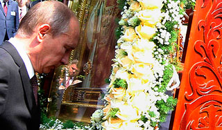 Путин поклонился cвятыне Путин поклонился cвятыне