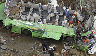 В Италии автобус с туристами упал с обрыва В Италии автобус с туристами упал с обрыва