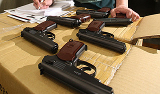 Россиянка хотела вывезти из Украины оружие Россиянка хотела вывезти из Украины оружие