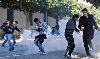 Демонстрантов в Тунисе разогнали газом Демонстрантов в Тунисе разогнали газом