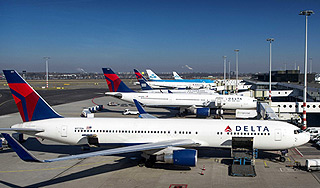 Гавайец-инвалид покинул самолет ползком Гавайец-инвалид покинул самолет ползком