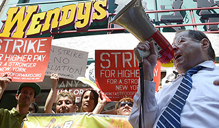 В США бастуют продавцы гамбургеров В США бастуют продавцы гамбургеров