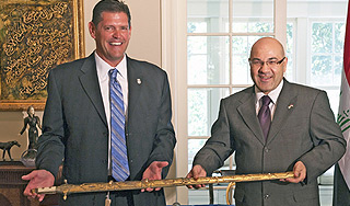 США вернули Ираку меч Саддама Хусейна США вернули Ираку меч Саддама Хусейна