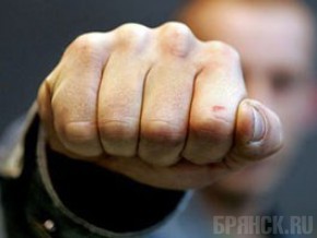 Пьяный подросток ударил полицейского в присутствии отца