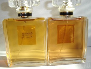 Предприниматель продавал фальшивый парфюм