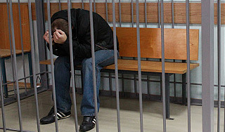 Избивший жену на камеру отрицает вину Избивший жену на камеру отрицает вину
