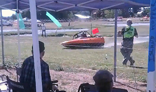 Катер протаранил забор со зрителями в США Катер протаранил забор со зрителями в США