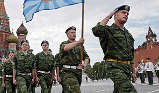 Российских десантников обучат верховой езде Российских десантников обучат верховой езде