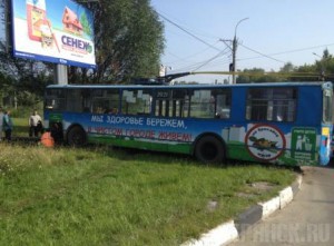 Неуправляемый троллейбус врезался в столб