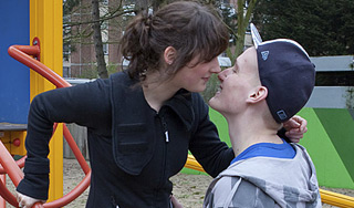 Подростков выгнали из лагеря из-за поцелуя Подростков выгнали из лагеря из-за поцелуя