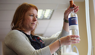 Вор подарил хозяйке водку на прощание Вор подарил хозяйке водку на прощание