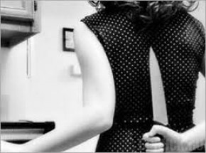 Девушка получила нож в спину от матери