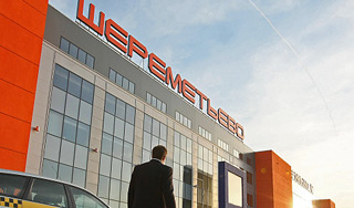 Сноуден уехал из Шереметьево на такси Сноуден уехал из Шереметьево на такси