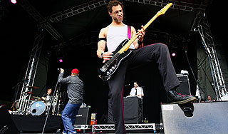 Осквернивших флаг России забросали яйцами Осквернивших флаг России забросали яйцами