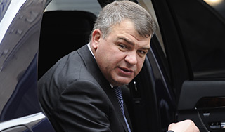 Сердюкову оставили служебный Mercedes Сердюкову оставили служебный Mercedes