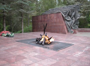 Обгорел мужчина, упавший в вечный огонь