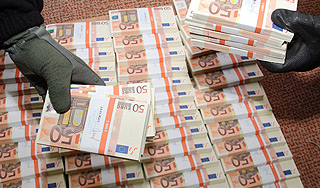 Полиция Амстердама изъяла семь тонн евро Полиция Амстердама изъяла семь тонн евро