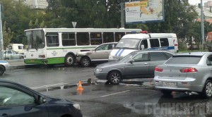 В районе Кургана Бессмертия столкнулись легковушки и автобус Фото: vk.com