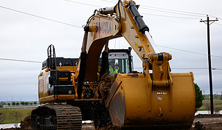 Бульдозер спас мужчину весом 400 кг Бульдозер спас мужчину весом 400 кг