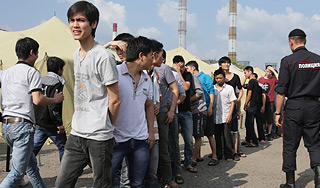 В России узаконят лагеря для мигрантов В России узаконят лагеря для мигрантов