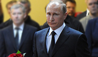 Путин в одиночестве прогулялся по Петербургу Путин в одиночестве прогулялся по Петербургу