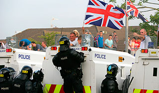 Протестанты ранили полицейских в Ирландии Протестанты ранили полицейских в Ирландии