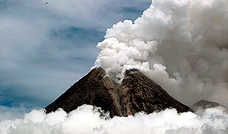 Тысячи индонезийцев бегут от вулкана Тысячи индонезийцев бегут от вулкана