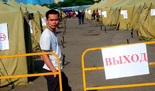 Мигрантов начали вывозить из Гольяново Мигрантов начали вывозить из Гольяново
