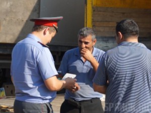 На крупнейшем рынке Брянска работают гастарбайтеры Источник: УМВД России по Брянской области