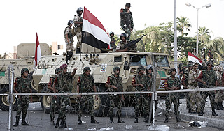 Армия Египта заняла площадь Тахрир Армия Египта заняла площадь Тахрир