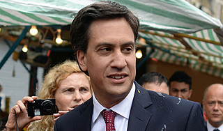 Главу лейбористов Британии закидали яйцами Главу лейбористов Британии закидали яйцами