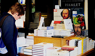 В Британии запретили "Гамлета" Шекспира В Британии запретили "Гамлета" Шекспира