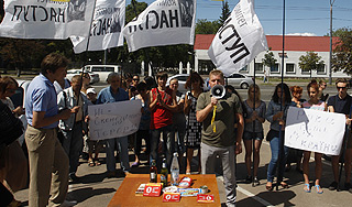 В Киеве сожгли российский шоколад В Киеве сожгли российский шоколад