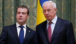 Медведев и Азаров обсудили "торговую войну" Медведев и Азаров обсудили "торговую войну"