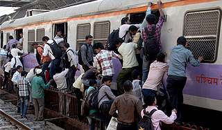 Поезд протаранил толпу индусов Поезд протаранил толпу индусов