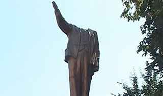 На Украине обезглавили памятник Ленину На Украине обезглавили памятник Ленину