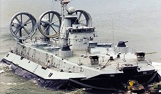 Десантный корабль России напугал туристов Десантный корабль России напугал туристов