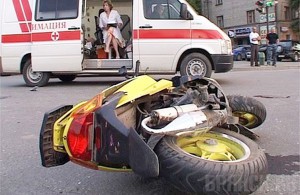 Скутерист остался жив благодаря шлему