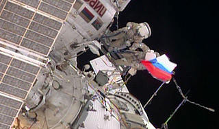 Флаг России развернули в открытом космосе Флаг России развернули в открытом космосе