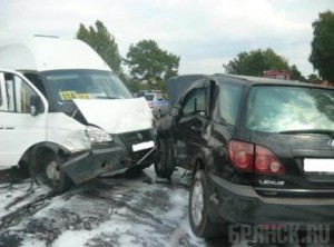 В Брянской области «Лексус» врезался в маршрутку Фото: МЧС