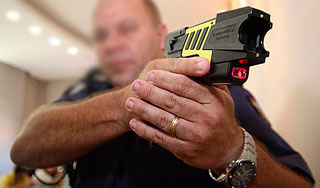 Полиция по ошибке убила мужчину из тазера Полиция по ошибке убила мужчину из тазера