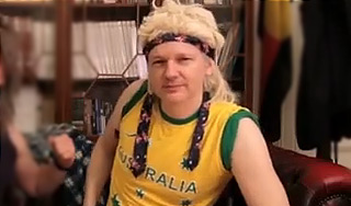 Ассанж запел в предвыборном клипе Ассанж запел в предвыборном клипе