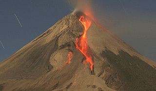 По склону Ключевского вулкана стекает лава По склону Ключевского вулкана стекает лава